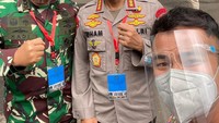 Ikut mengkampanyekan vaksin aman dan halal, Raffi Ahmad berpose bersama Panglima TNI dan Kapolri. Tidak lupa menggunakan masker dan face shield. (Foto: dok. Instagram @raffinagita1717)