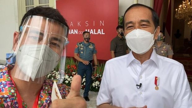 Raffi Ahmad foto bareng Presiden Jokowi usai divaksin COVID-19