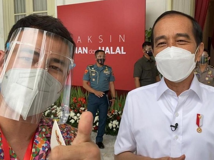 Raffi Ahmad foto bareng Presiden Jokowi usai divaksin COVID-19