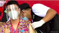 Sebelumnya dikabarkan Bunga Citra Lestari juga menerima undangan vaksin perdana. Namun hanya Raffi Ahmad yang hari ini datang buat disuntik. (Foto: dok. Youtube Sekretariat Presiden)