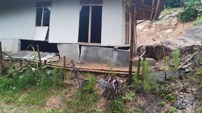 Rumah Rusak Akibat Pergerakan Tanah di Lebak Banten