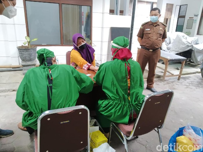 Salah satu tersangka penggelapan dana PNPM di Kejari Rembang, Rabu (13/1/2021).