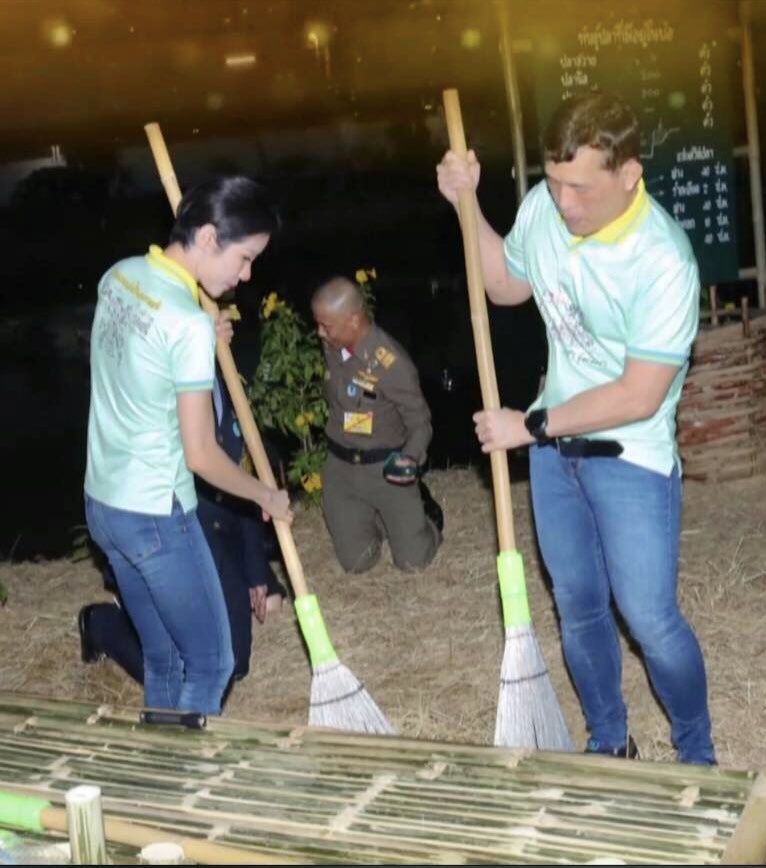 Selir Raja Thailand Sineenat Wongvajirapakdi dan Raja Menyapu di Penjara (Tangkapan Layar Facebook/ Thai PBS)