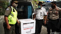 Menurut keterangan petugas, Puskesmas Kecamatan Cilincing telah menerima 1.800 vaksin yang akan disebar di tiga Puskesmas Cilincing, baik itu kecamatan maupun  kelurahan.
