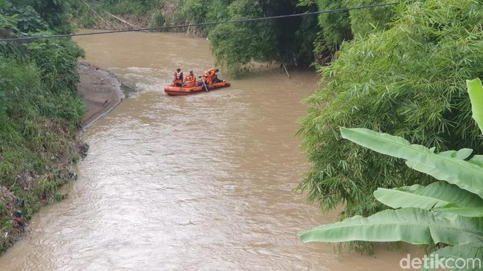 Tim SAR gabungan melakukan operasi penyisiran di Sungai Gendong. Mereka mencari seorang kakek yang hilang sejak tiga hari lalu.