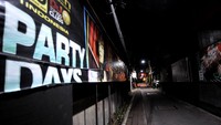 Pemerintah melakukan pengetatan kegiatan masyarakat di beberapa wilayah yang ada di Pulau Bali guna menekan laju penyebaran COVID-19. Kawasan wisata Jalan Legian tampak sepi saat penerapan Pemberlakuan Pembatasan Kegiatan Masyarakat (PPKM), karena seluruh kegiatan usaha di kawasan tersebut dibatasi operasionalnya hingga pukul 21.00 WITA.