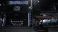 Tak hanya Kuta, kawasan Legian Bali pun demikian. Kawasan wisata di Jalan Legian tampak sepi saat penerapan Pemberlakuan Pembatasan Kegiatan Masyarakat (PPKM) di Kuta, Badung, Bali, Selasa (12/1/2021) malam.