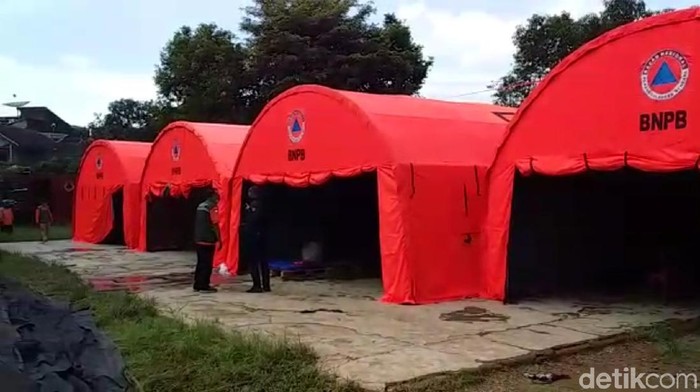Tenda pengungsian untuk warga korban longsor Sumedang.