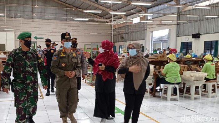 Tim gabungan saat operasi yustisi PKM di pabrik kecamatan Ceper, Klaten, Rabu (13/1/2021).