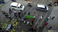 Meski tersedia mobil ambulans warga memilih mengantarkan jenazah dengan cara dipanggul.