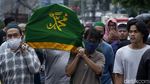 Tradisi Mengiringi Jenazah Tak Mati Meski di Masa Pandemi