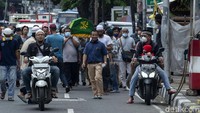 Meski begitu, tampak sejumlah warga yang mengiringi jenazah ke pemakaman itu tak mengenakan masker. Duh, protokol kesehatannya kok gak diterapkan sih.
