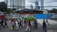 Sejumlah warga mengantarkan jenazah di kawasan Tanah Abang, Jakarta, Rabu (13/1/2021).