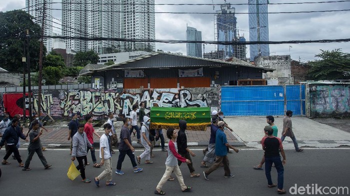 Tradisi Mengiringi Jenazah Tak Mati Meski di Masa Pandemi Warga turun ke jalan untuk mengiringi jenazah yang akan dimakamkan di kawasan Jakarta. Pandemi tak membuat tradisi mengiringi jenazah itu ditinggalkan warga.