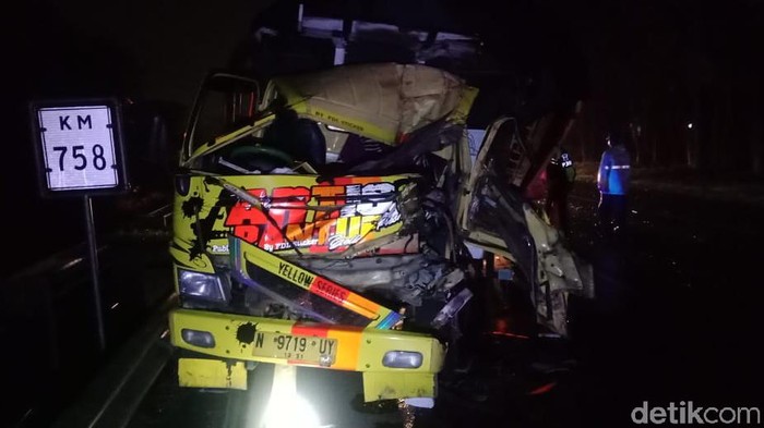 Truk Tabrak Truk di Jalan Tol Sidoarjo, Satu Meninggal