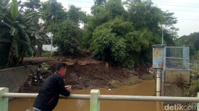 Banjir lumpur akibat luapan Sungai Petung di Desa Sekarputih, Kecamatan Gondangwetan, Kabupaten Pasuruan dikaitkan dengan cerita ular sanca gaib. Warga menuturkan, ular sanca penunggu sungai selalu memberi kabar saat banjir akan menerjang permukiman.