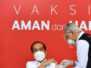 Vaksinasi COVID-19 di Indonesia Dimulai, Nakes Takut Protokol Kesehatan Mengendur