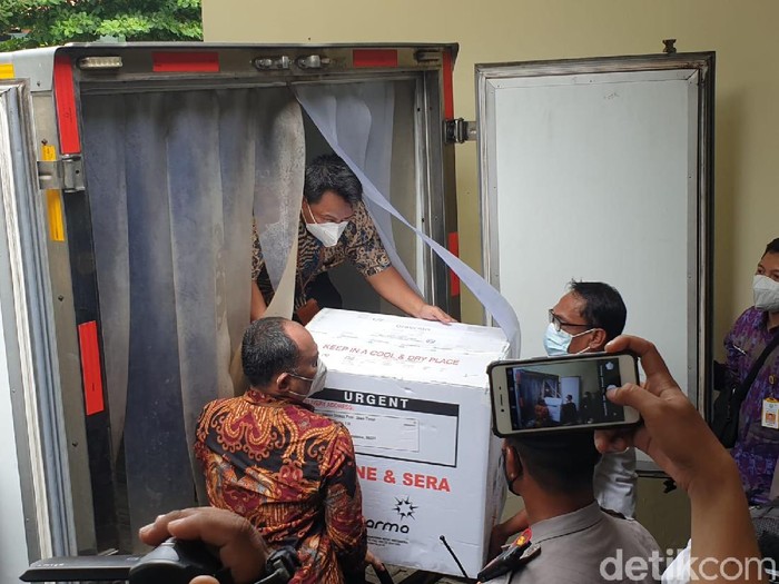 Pemkab Sidoarjo sudah menerima vaksin Sinovac untuk vaksinasi COVID-19 gelombang pertama. Dosisnya mencapai 4.000 vaksin.