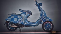 Vespa 946 memiliki perlengkapan standar seperti lampu LED di semua pencahayaan, layar LCD, fitur koneksi telepon, dan yang paling istimewa adalah proses perakitan dan fabrikasi. Motor ini sepenuhnya dikreasikan oleh insinyur Piaggio dengan tangan. Tak jarang, Vespa menggandeng merek fesyen terkenal seperti Emporio Armani hingga Christian Dior untuk mendesain skuter ini. Foto: Dok. Goldwingfetish