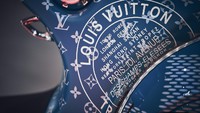 Lapisan logam pada Vespa 946 Louis Vuitton telah dicat dengan warna biru mengkilap. Sorotan di atasnya adalah motif khas merek Louis Vuitton. Foto: Dok. Goldwingfetish