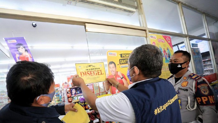 Wakil Wali Kota Bandung Yana Mulyana menyegel salah satu mini market karena melanggar PSBB proporsional.