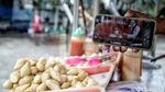 Warga Jakarta Ramai-ramai Saksikan Momen Jokowi Divaksin COVID-19