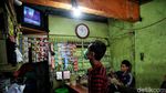 Warga Jakarta Ramai-ramai Saksikan Momen Jokowi Divaksin COVID-19