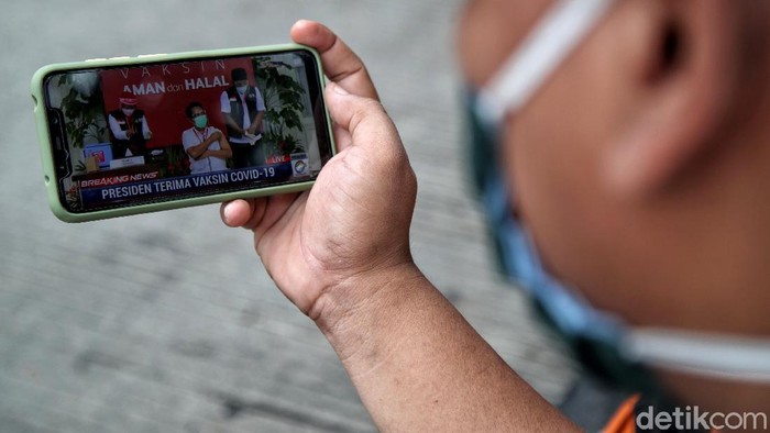 Warga Jakarta Ramai-ramai Saksikan Momen Jokowi Divaksin COVID-19 Presiden Joko Widodo jadi salah satu orang pertama yang divaksin COVID-19 di Indonesia. Warga pun antusias menyaksikan siaran langsung momen vaksinasi presiden.