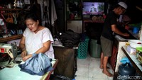 Sejumlah warga pun tampak menyaksikan momen vaksinasi COVID-19 tersebut melalui siaran televisi maupun ponsel pintar.