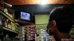 Warga Jakarta Ramai-ramai Saksikan Momen Jokowi Divaksin COVID-19