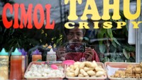 Warga di kawasan Tanjung Priok, Jakarta Utara, menyaksikan siaran langsung momen Presiden Joko Widodo disuntik vaksin COVID-19 di Istana Negara, Rabu (13/1/2021).
