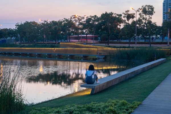 Taman ini tak cuma indah tetapi juga didesain untuk dapat menampung limpasan air hujan dari daerah sekitarnya. Dengan demikian, air hujan yang tercemar dapat dibersihkan sehingga dapat digunakan kembali. Di taman ini, masyarakat dapat berjalan santai dan bersepeda. Di sana juga terdapat taman bermain, tiga ai mancur, dan ruang terbuka yang dapat menampung 3.500 orang. Asyiknya lagi, siapapun boleh datang ke sana tanpa dipungut biaya. Taman ini tak cuma indah tetapi juga didesain untuk dapat menampung limpasan air hujan dari daerah sekitarnya. Dengan demikian, air hujan yang tercemar dapat dibersihkan sehingga dapat digunakan kembali. Di taman ini, masyarakat dapat berjalan santai dan bersepeda. Di sana juga terdapat taman bermain, tiga ai mancur, dan ruang terbuka yang dapat menampung 3.500 orang. Asyiknya lagi, siapapun boleh datang ke sana tanpa dipungut biaya.
