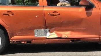 Tabrak mobil orang dan kabur, eh plat nomornya ketinggalan. Siap-siap didatangi polisi yaaa... Foto: via Bored Panda