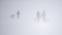 Orang-orang berjalan melewati salju di Ochsenwang, Jerman. Marijan Murat/dpa via AP  