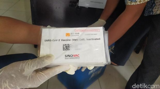15 ribu vaksin COVID-19 tahap awal mulai didistribusikan ke puskesmas dan RS (Deny Prastyo Utomo/detikcom)