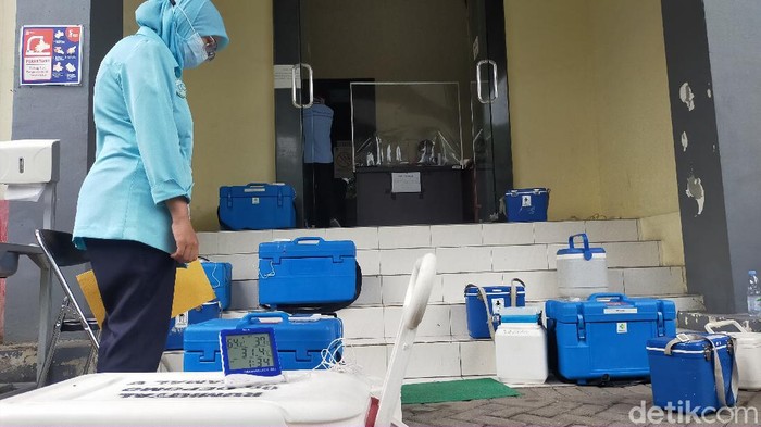 15 ribu vaksin COVID-19 tahap awal mulai didistribusikan ke puskesmas dan RS (Deny Prastyo Utomo/detikcom)
