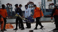 Pantauan detikcom, Kamis (14/1/2021), kapal Polairud tiba di JICT II pada pukul 17.25 WIB. Mereka merupakan kapal kedua yang kembali ke daratan hari ini untuk menyerahkan objek pencarian SJ182.
