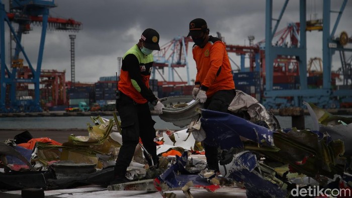 Evakuasi jatuhnya pesawat Sriwijaya Air SJ182 di perairan Kepulauan Seribu masih terus berlanjut. 10 objek kembali ditemukan.