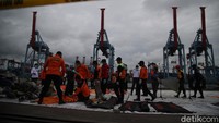 Pantauan detikcom di JICT II, KN Sar Karna merapat pukul 16.35 WIB. Direktur Operasional Basarnas Brigjen TNI (Mar) Rasman MS juga terus memberikan apresiasi kepada tim pencarian.