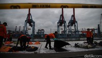 Nantinya, DVI Polri akan melakukan pendalaman terhadap bagian tubuh yang ditemukan, sedangkan KNKT memeriksa serpihan pesawat.