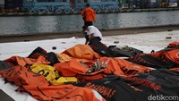 Evakuasi jatuhnya pesawat Sriwijaya Air SJ182 di perairan Kepulauan Seribu masih terus berlanjut. Terbaru, kapal dari Polairud Baharkam Polri menyerahkan 10 bagian yang terdiri atas 3 bagian tubuh dan 7 serpihan besar pesawat Sriwijaya Air SJ182.