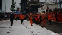 Setelah menerima 37 kantong, Basarnas kemudian menyerahkan kepada DVI Polri dan KNKT. Nantinya, DVI Polri akan melakukan pendalaman terhadap bagian tubuh yang ditemukan, sedangkan KNKT memeriksa serpihan pesawat.
