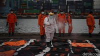 Selain itu, petugas juga membawa 1 kantong serpihan pesawat dan 1 kantong berisi jurnal atau buku milik penumpang pesawat. Semua temuan bakal diserahkan ke tim DVI Polri dan Komite Nasional Keselamatan Transportasi (KNKT). Seperti diketahui, kapal yang bertugas dalam pencarian dan pertolongan jatuhnya pesawat Sriwijaya Air SJ182 terus berdatangan sejak sore. Sejauh ini baru ada 4 kapal yang menyerahkan hasil temuannya.