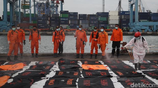 Tim SAR gabungan kembali menemukan bagian tubuh atau body part korban Sriwijaya Air SJ182 dan serpihan pesawat. Sebanyak 36 kantong diserahkan ke Basarnas.