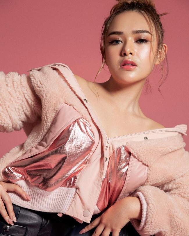 Peran Amanda Manopo sebagai Andin di Ikatan Cinta berhasil menyihir para pecinta sinetron tersebut. Di Instagram, aktris 21 tahun ini menunjukkan sisi yang bertolak belakang. (Foto: Instagram/@amandamanopo)