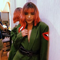 Amanda Manopo juga pernah membagikan foto yang memperlihatkan dirinya memakai blazer berpotongan mini dress. Atasan tersebut hadir dalam belahan dada rendah yang mempertegas aura seksi perempuan berdarah Manado-Spanyol ini. (Foto: Instagram/@amandamanopo)