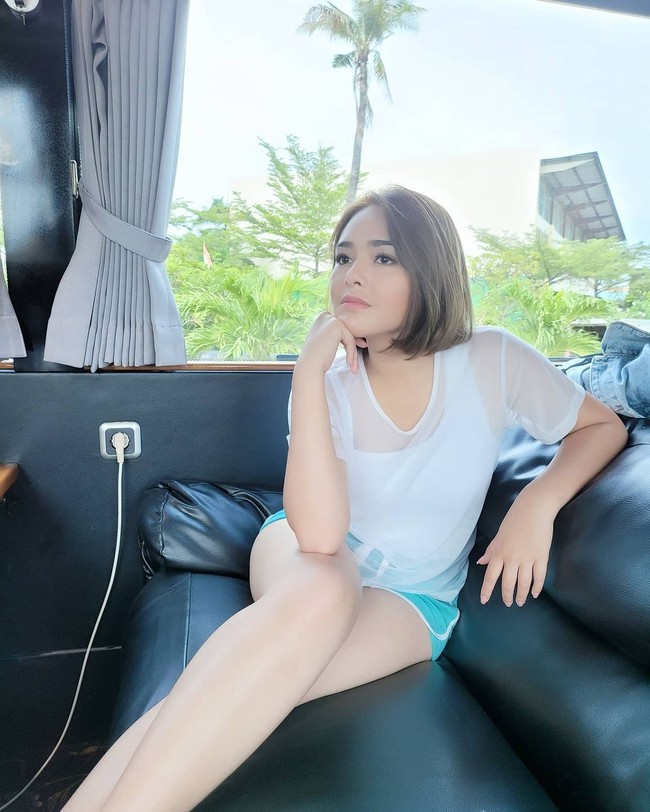 Berfoto dengan celana pendek juga kerap dilakukannya. Kaki Amanda yang tampak jenjang pun terekspos. (Foto: Instagram/@amandamanopo)