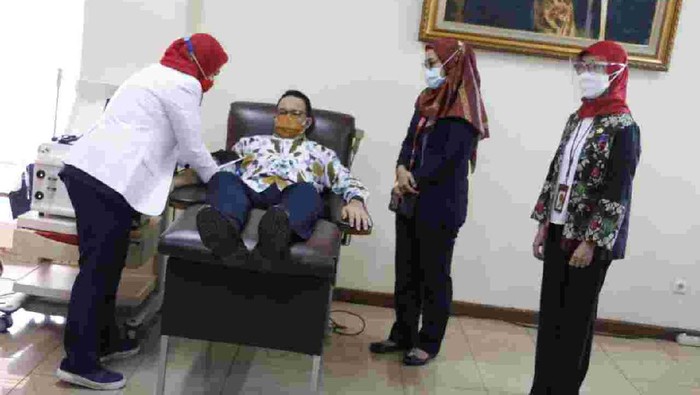 Anies Baswedan donor plasma konvalesen (Dok. Pemprov DKI).
