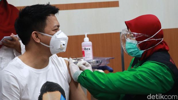 Musisi Ariel Noah mengikuti vaksinasi COVID-19 di RSKIA, Kota Bandung. Tidak terlihat grogi dari wajah Ariel, ia nampak tenang saat disuntikan.