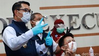Ekspresi Ariel NOAH saat disuntik vaksin. (Foto: Wisma Putra)  